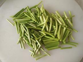 蒜苔洗净切段。