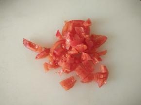 西红柿切块。