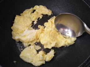 鸡蛋放少许盐打撒，锅内放适量色拉油烧热，倒入蛋液炒熟，盛出备用。