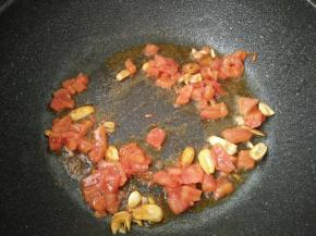 放入西红柿翻炒。