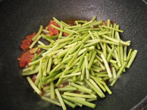 放入蒜苔炒匀。