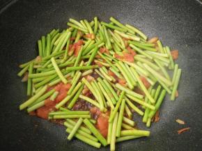 加入适量生抽翻炒。