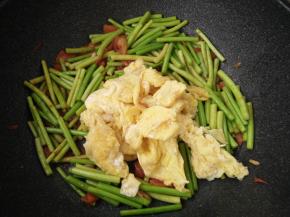 加入炒好的鸡蛋炒散。