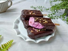 雪糕脱模裹一层脆皮酱，撒点花生碎。