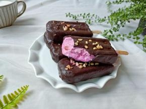 雪糕脱模裹一层脆皮酱，撒点花生碎。