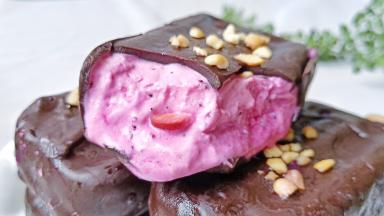 快来品尝吧！味道那叫一个赞，在家一样制作好吃的脆皮巧克力雪糕。