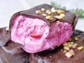 快来品尝吧！味道那叫一个赞，在家一样制作好吃的脆皮巧克力雪糕。