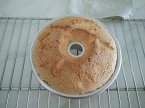 出炉不用倒扣，直接放凉，再脱模。