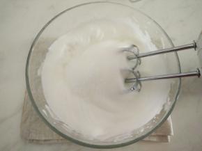 打至有大泡泡，加入一半细砂糖继续打发。