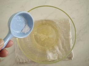 先准备好材料，蛋白加入盐、几滴白醋低速打发。