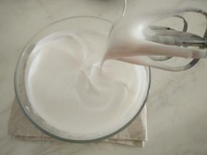 蛋白出现纹路细腻倒入剩下的糖，打到湿性发泡，拉起打蛋头蛋白呈弯勾状态。