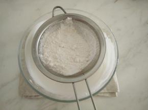 筛入低筋面粉和玉米淀粉。