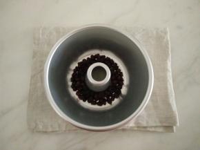 模具底部和烟囱刷一层黄油，将蜜红豆倒入模具底部，用刮刀撮到中间位置。