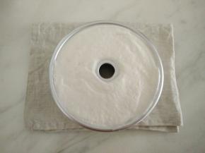 倒入面糊，抹平表面，轻震气泡。