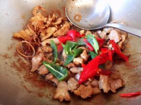 放入辣椒块翻炒