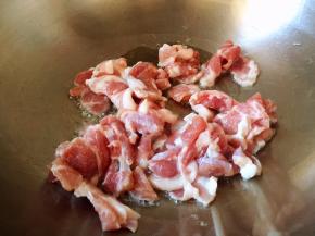 油锅烧热，放入肉片翻炒片刻