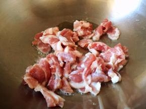油锅烧热，放入肉片翻炒片刻