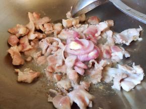 放入毛葱片翻炒几下