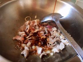 倒入生抽翻炒均匀