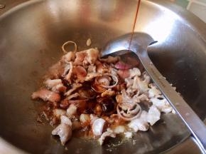 倒入生抽翻炒均匀