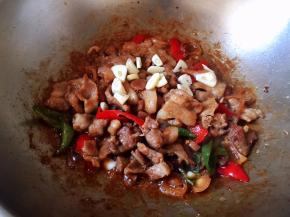 放入蒜片炒均匀出锅