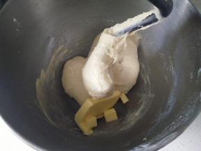 准备好材料，面包材料除黄油以外全部放入厨师机，揉至面团光滑，能拉出厚膜，加入黄油。