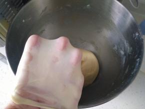 然后高速搅打10分钟，打至完全扩展阶段。