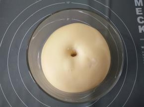 打好的面团取出滚圆，然后放大碗里发酵至两倍大，可以用手指沾干面粉测试，在面团上戳个洞，周围的面不回缩不塌陷就可以了。