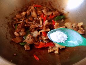 放盐调味炒匀
