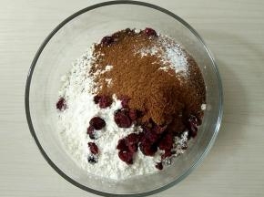 先将所有干性材料加入搅拌盆。