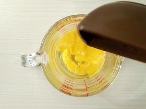 鸡蛋加入玉米油搅拌均匀。