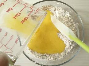 倒入干性材料里。