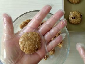 取25克面团压成饼。