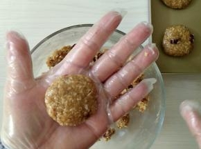 取25克面团压成饼。