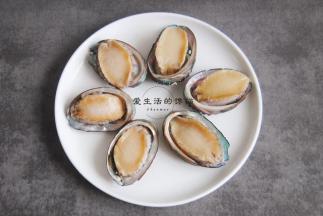 全部处理好的鲍鱼，清洗干净，放进壳里