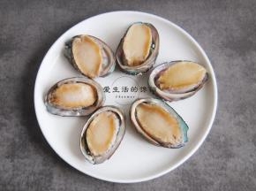 全部处理好的鲍鱼，清洗干净，放进壳里