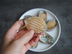 将鲍鱼肉取出，用刀给鲍鱼面打花刀，这是为了更容易入味和内里熟透，省时还鲜嫩。