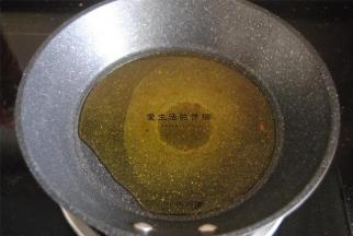 蒜末剁成茸，锅内倒入花生油，小火煮至冒热气。