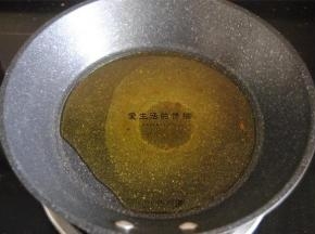 蒜末剁成茸，锅内倒入花生油，小火煮至冒热气。