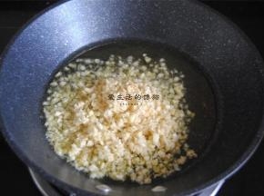将一半的蒜蓉放入锅内小火爆成金黄色，一定要小火，不然蒜蓉糊了，口感就会发苦哦。