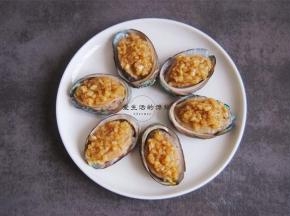 将蒜蓉放在鲍鱼的面上，喜欢蒜香味重的多放一些，放好之后每个都浇上适量的蒸鱼豉油。