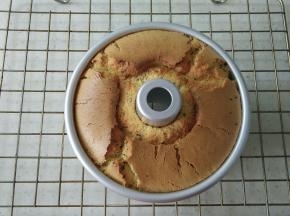 出炉震模，震出热气，倒扣晾凉。