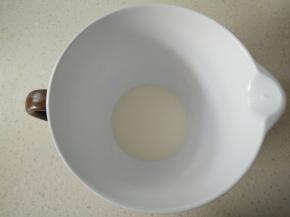 玉米油加入酸奶搅拌均匀，看不到油花。