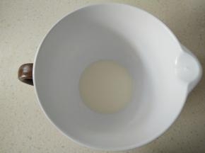 玉米油加入酸奶搅拌均匀，看不到油花。