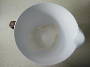 筛入低粉搅拌均匀。