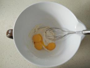 加入蛋黄搅匀。