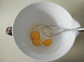 加入蛋黄搅匀。