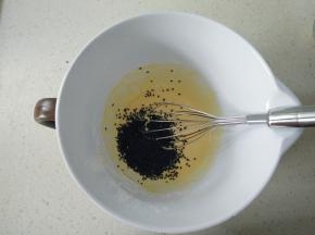 倒入黑芝麻。