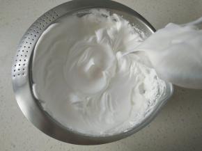 蛋白分三次加糖打发至干性发泡，提起打蛋头成直立尖角。