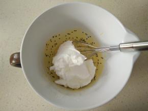 取三分之一蛋白霜加入蛋黄糊翻拌均匀。